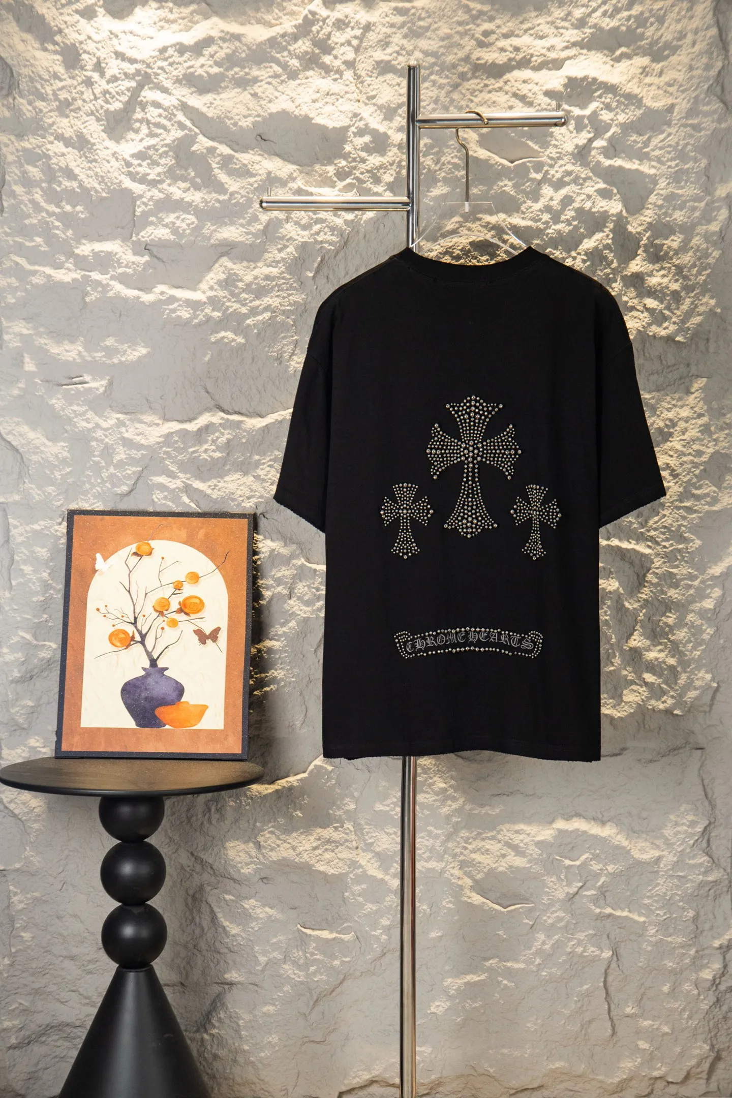：Y 115 Chrome Hearts 26ss New Arrival T Quality ， ， ， ， 。 Breathable， Oversize ， ， Same Style Versatile 。 ， Classic ， ， ， 。Retro ， ， 。 Versatile ， 、 、 ， 、 、 。 ， ， ， ！ Size：s—xl ：Black White